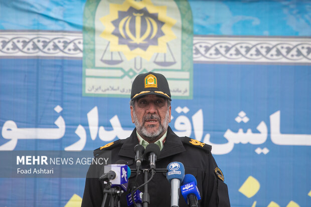سردار عباسعلی محمدیان رئیس پلیس تهران در حال سخنرانی در رزمایش اقتدار نوروزی ۱۴۰۲ فراجا در میدان آزادی است