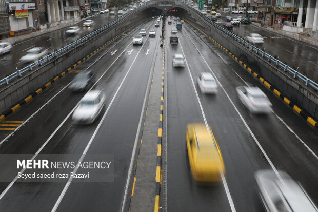 ترافیک در آزادراه تهران - کرج نیمه‌سنگین است