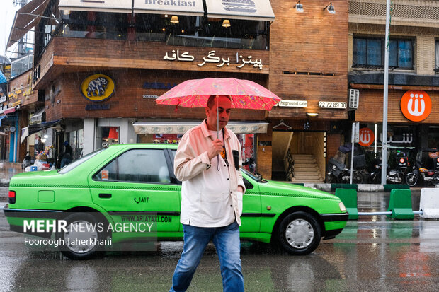 روزهای آغازین بهار امسال در بسیاری از استان‌های ایران با بارش باران به استقبال مسافران نوروزی رفته است و از صبح امروز ۲ فروردین ۱۴۰۱ باران بهاری نیز تهران را دربرگرفته است