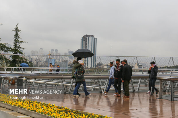 روزهای آغازین بهار امسال در بسیاری از استان‌های ایران با بارش باران به استقبال مسافران نوروزی رفته است و از صبح امروز ۲ فروردین ۱۴۰۱ باران بهاری نیز تهران را دربرگرفته است