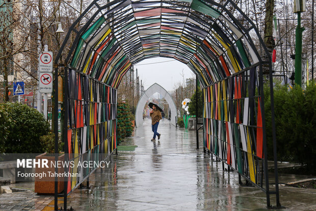 روزهای آغازین بهار امسال در بسیاری از استان‌های ایران با بارش باران به استقبال مسافران نوروزی رفته است و از صبح امروز ۲ فروردین ۱۴۰۱ باران بهاری نیز تهران را دربرگرفته است