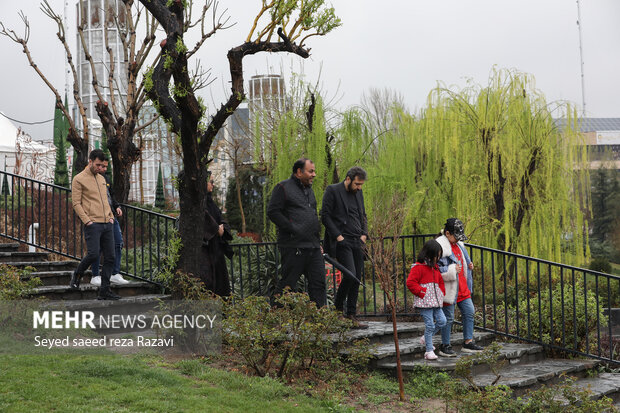 با شروع سفرهای نوروزی بسیاری از مسافران شهرها و استانهای دیگر تهران را برای گردشگری انتخاب می کنند از جمله جاذبه های گردشگری شهر تهران پارک طبیعت است که بسیاری از مسافران و گردشگران نوروزی در این پارک به تفریح و گردش می پردازند