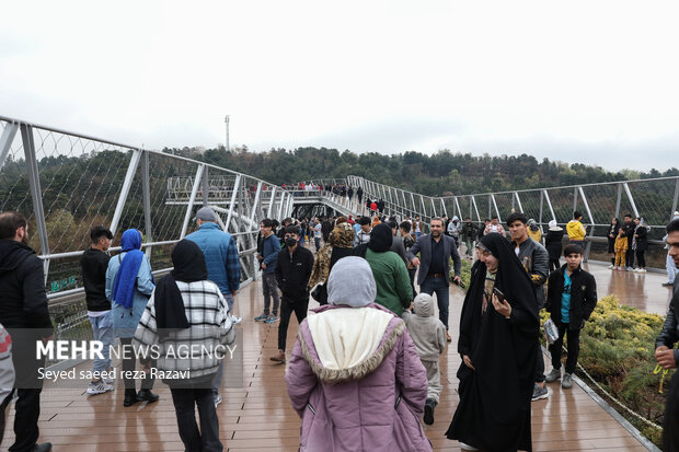 Nevruz yolcuları Tahran'daki Tabiat Köprüsü ziyaret etti
