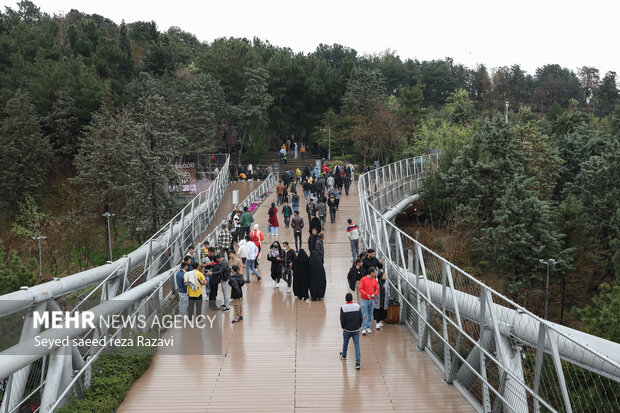 Nevruz yolcuları Tahran'daki Tabiat Köprüsü ziyaret etti