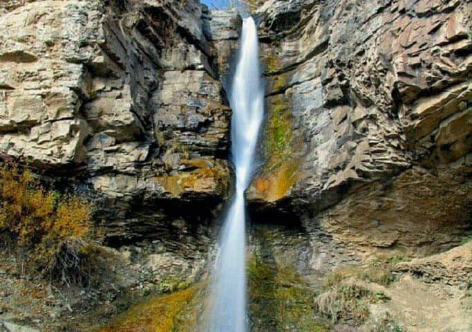 آبشار سنج تکه‌ای بهشت در ساوجبلاغ 
