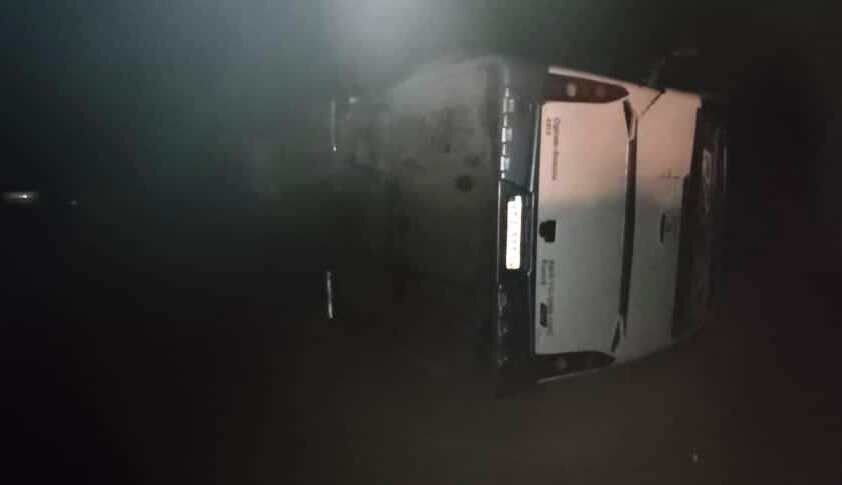 واژگونی اتوبوس در محور ایرانشهر ۳ کشته و ۴۰ مجروح بر جا گذاشت