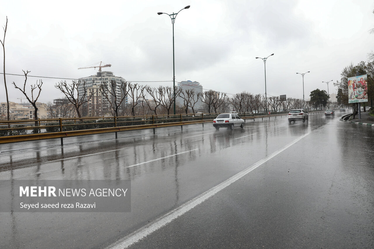 بارش باران در جاده چالوس/ترافیک در آزادراه قزوین – کرج سنگین است