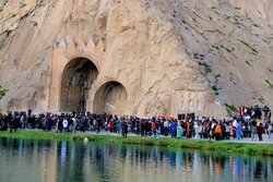 حضور مسافران نوروزی در طاق بستان کرمانشاه