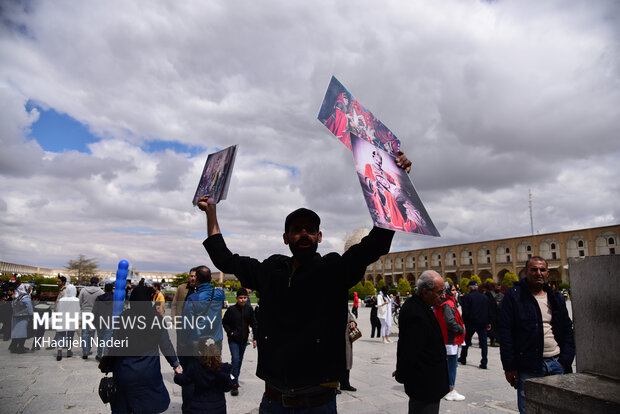 Tourists pour into Naqsh-e Jahan Square