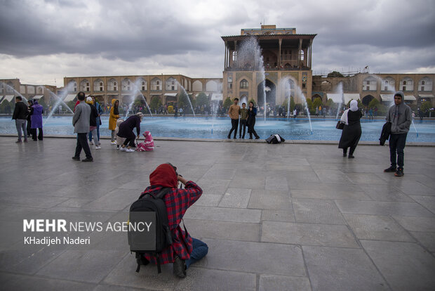 Tourists pour into Naqsh-e Jahan Square