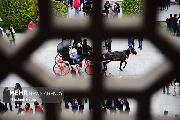 Tourists pour into Naqsh-e Jahan Square