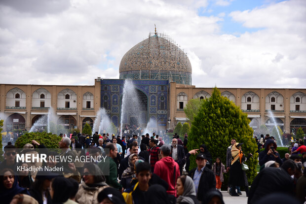 حضور مسافران نوروزی در نقش جهان اصفهان