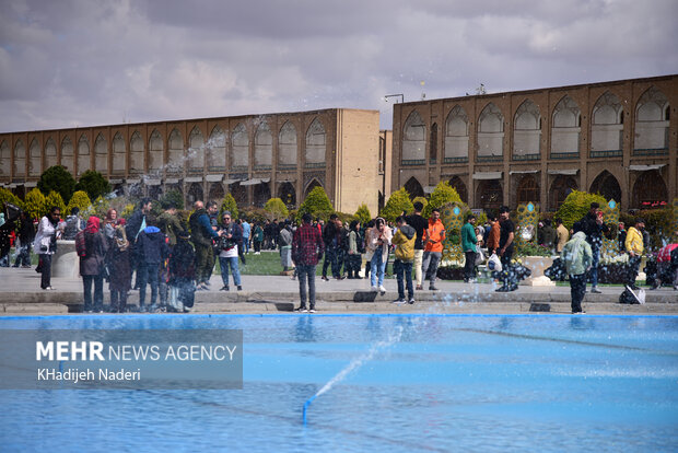 Tourists pour into Naqsh-e Jahan Square