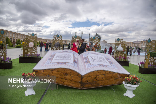 Tourists pour into Naqsh-e Jahan Square