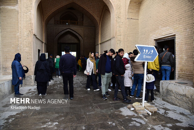 Tourists pour into Naqsh-e Jahan Square