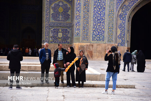 Tourists pour into Naqsh-e Jahan Square