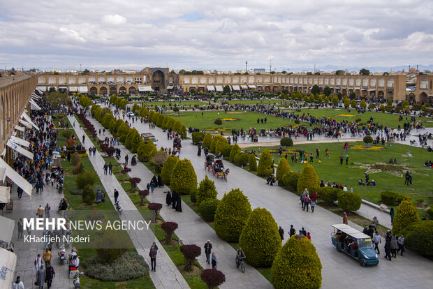 Tourists pour into Naqsh-e Jahan Square