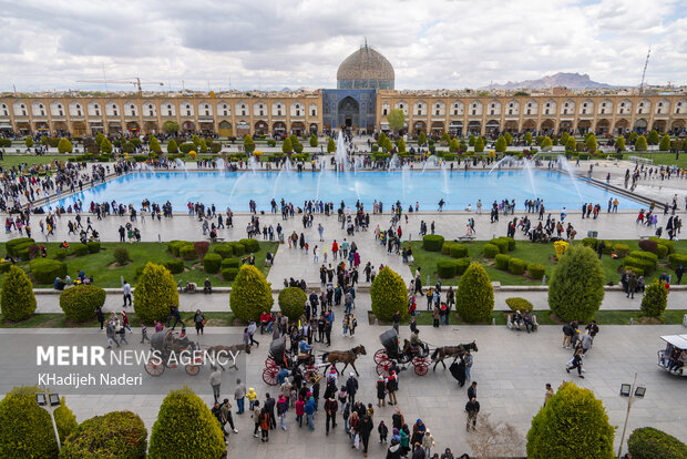 Tourists pour into Naqsh-e Jahan Square
