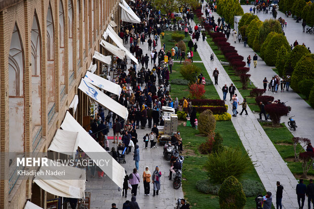 Tourists pour into Naqsh-e Jahan Square