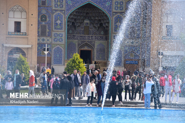 حضور مسافران نوروزی در نقش جهان اصفهان