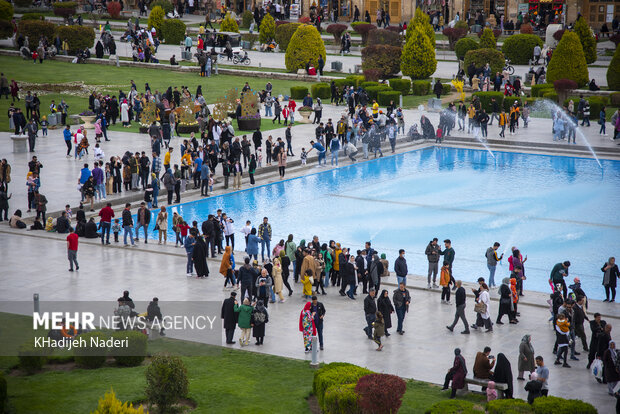 Tourists pour into Naqsh-e Jahan Square