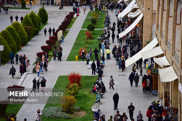 Tourists pour into Naqsh-e Jahan Square