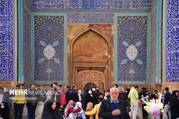 Tourists pour into Naqsh-e Jahan Square