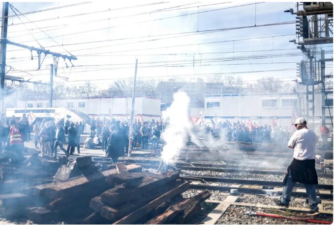 معترضان فرانسوی راههای ورود به فرودگاه شارل دوگل را مسدود کردند