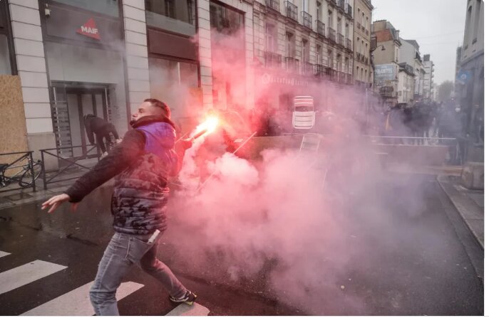 معترضان فرانسوی راه‌های ورود به فرودگاه شارل دوگل را مسدود کردند