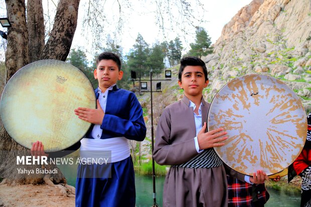 دف نوازی در محوطه تاریخی طاق بستان کرمانشاه