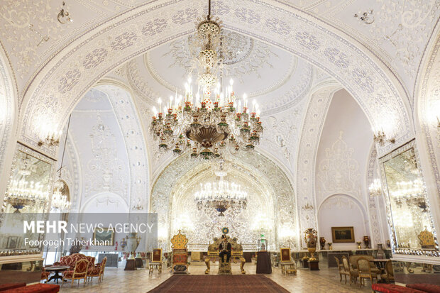 تالار سلام یا اتاق موزه یا تالار تاج‌گذاری که ناصرالدین شاه با دیدن موزه‌های کشورهای غربی تصمیم گرفت موزه‌ای مشابه آن‌ها را درارگ سلطنتی گلستان بسازد.چون در این محل، مراسم سلام برگزار می‌شد، به تالار سلام معروف شد 