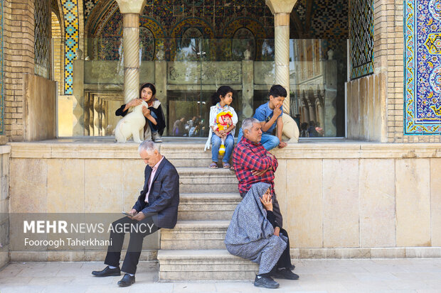 مسافران نوروزی روی پله های خلوت کریم خانی در کاخ گلستان در ایام نوروز نشسته اند
