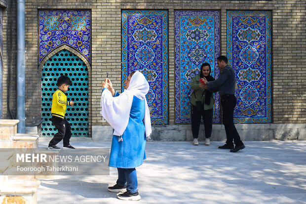 مسافران نوروزی در کاخ گلستان با کاشی کاری های منحصربه فرد کاخ عکس یادگاری می گیرند