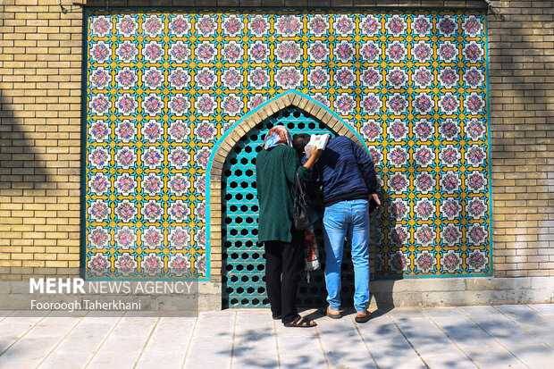 در کاشی‌کاری‌های کاخ گلستان حجم نمایی، سایه روشن کاری و طبیعت‌گرایی که از مشخصه‌های بارز نقاشی غربی به حساب می‌آیند، در کنار شیوه‌های سنتی تصویرسازی ایرانی استفاده شده‌اند
