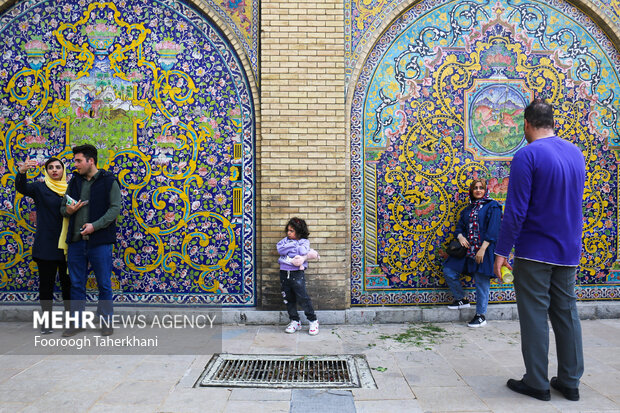 مسافران نوروزی در کاخ گلستان با کاشی کاری های منحصربه فرد کاخ عکس یادگاری می گیرند