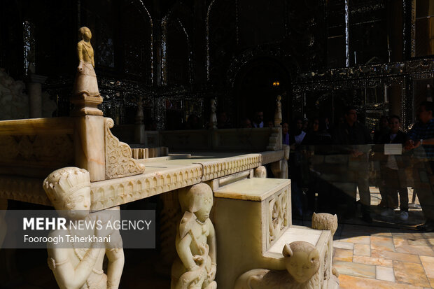 ایوان تخت مرمر قدیمی‌ترین بخش کاخ موزه است که در دوره زندیه احداث شد. طرح این تخت از داستان تخت حضرت سلیمان الهام گرفته شده‌ است. مجسمه‌های پایین تخت نشانگر جنیان و فرشتگانی هستند که تخت سلیمان را به دوش می‌کشیدند