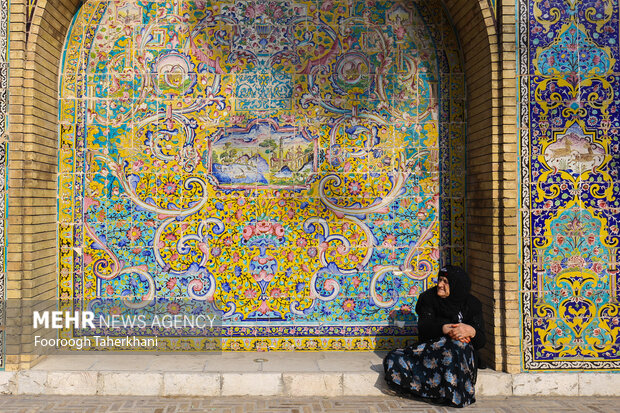 در کاشی‌کاری‌های کاخ گلستان حجم نمایی، سایه روشن کاری و طبیعت‌گرایی که از مشخصه‌های بارز نقاشی غربی به حساب می‌آیند، در کنار شیوه‌های سنتی تصویرسازی ایرانی استفاده شده‌اند