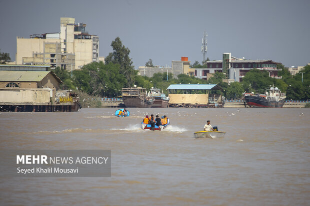 قایق سواری گردشگران نوروزی در خرمشهر