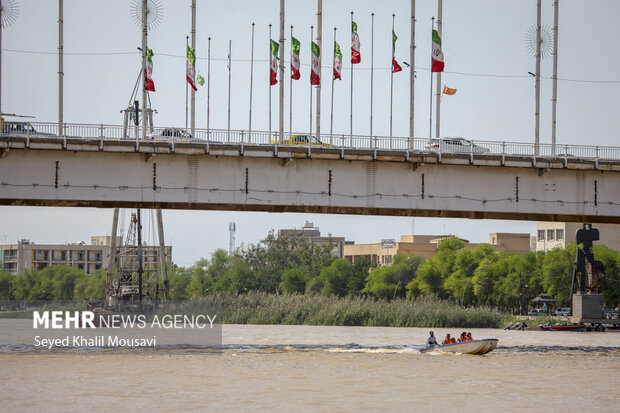 قایق سواری گردشگران نوروزی در خرمشهر