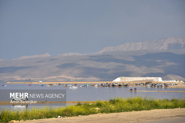 گردشگران نوروزی در دریاچه مهارلو فارس