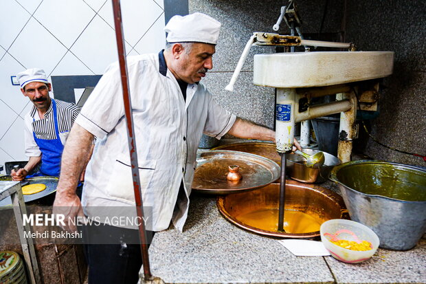 کارگاه سوهان پزی در قم کارگاه سوهان پزی در قم
