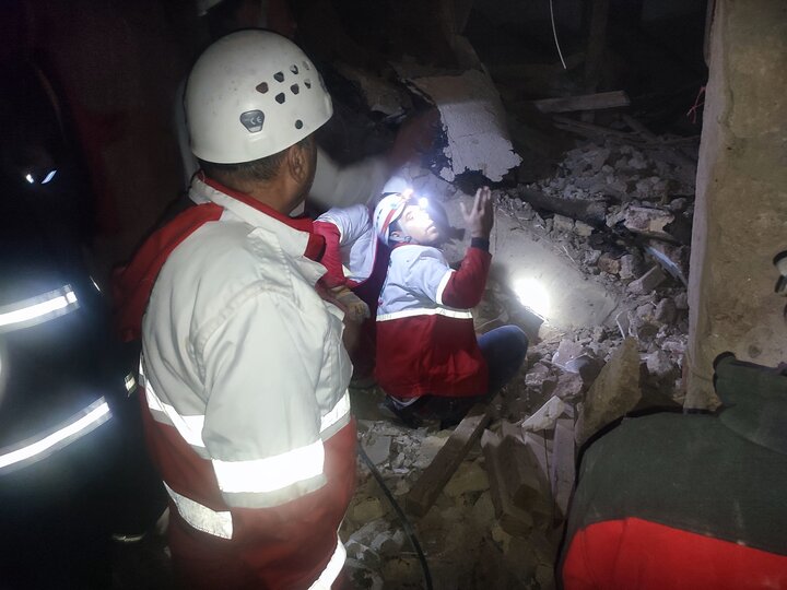 نجات مصدوم از زیر آوار حادثه ریزش ساختمان در روستای سریوان بجنورد