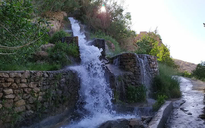 سمیرم شهر هزار چشمه /عروس زاگرس در ارتقاع ۳۵ متری خودنمایی میکند