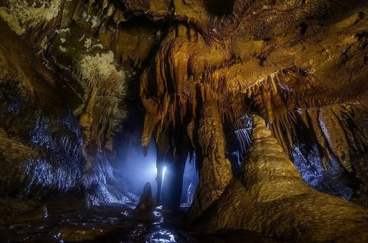 سمیرم شهر هزار چشمه /عروس زاگرس در ارتقاع ۳۵ متری خودنمایی میکند