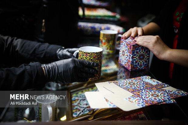 استفاده از هنر ایرانی اسلامی در لوازم روزمره نظیر لیوان این روزها مورد علاقه بسیاری از هنردوستان است
