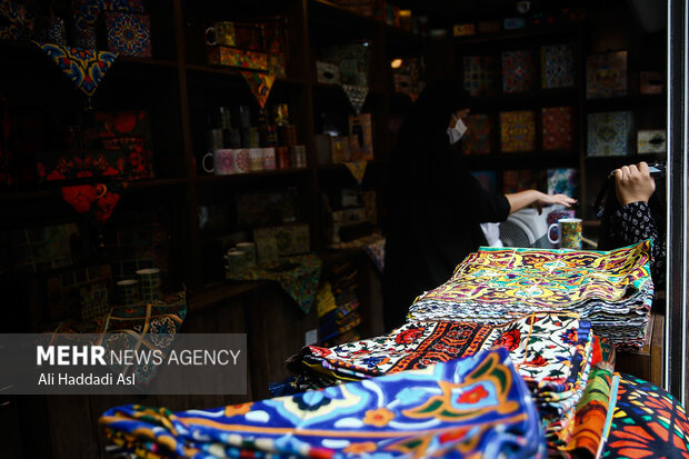 امروزه هنر های ایرانی و اسلامی در صنعت پوشاک بسیار مورد استفاده قرار می گیرد