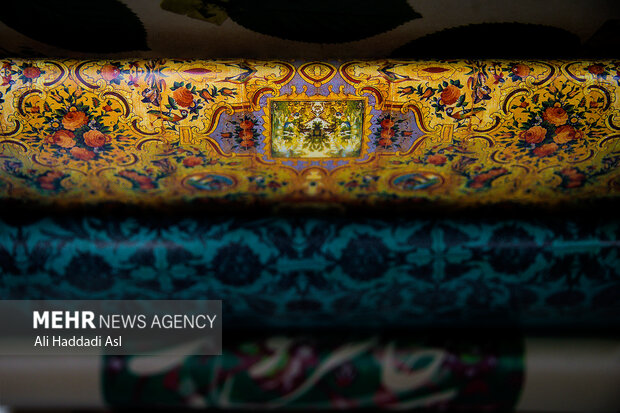 استفاده از هنرهای ایرانی نظیر کاشیکاری و چاپ، در کاغذ های کادو، سبب شده تا هنر دوستان هدایای خود را به شکلی زیباتر ارائه دهند