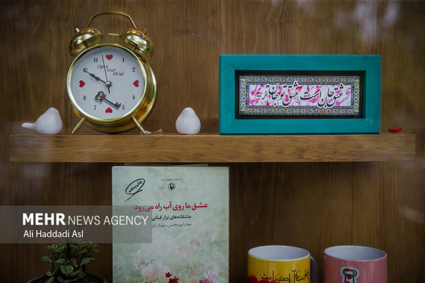 استفاده از هنرهای ایرانی به قدری میان هنر دوستان جای پیدا کرده که امروزه دکان هایی هستند که تابلو هایی با این معیار را به فروش می رسانند