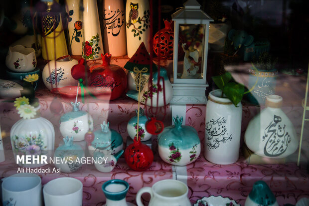 استفاده از هنرهای ایرانی به قدری میان هنر دوستان جای پیدا کرده که امروزه دکان هایی هستند که تابلو هایی با این معیار را به فروش می رسانند