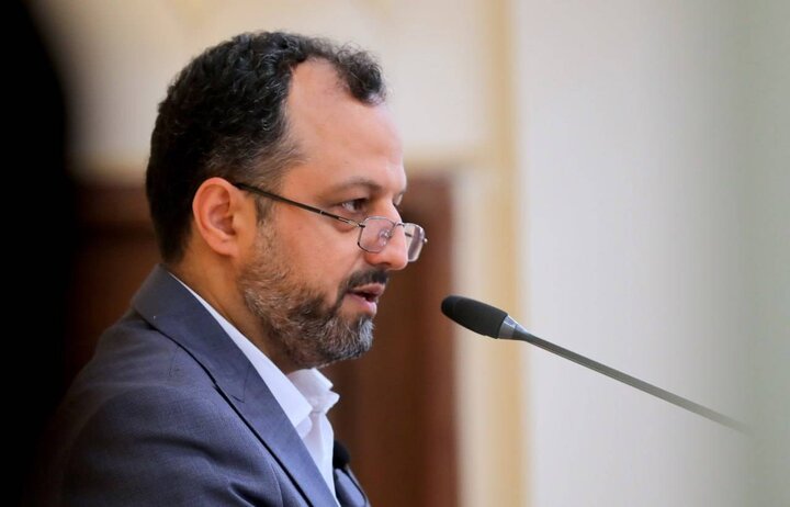 وزير الاقتصاد الإيراني يزور الحرم النبوی(ص) فی المدينة المنورة